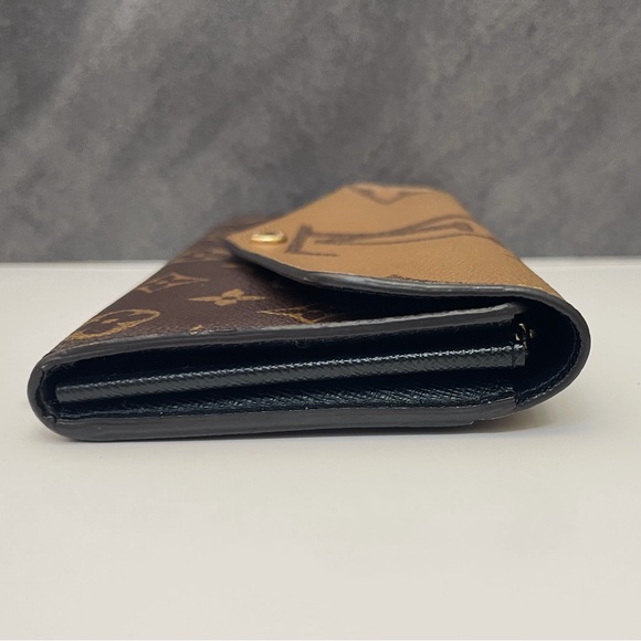 LOUIS VUITTON
Reverse Monogram Giant Sarah Wallet - Picture 8 of 12